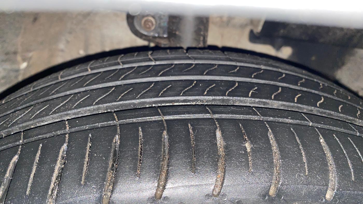 2018 Mahindra KUV 100 NXT K8 P 6 STR, Petrol, Manual, 65,378 km, Right Front Tyre Tread