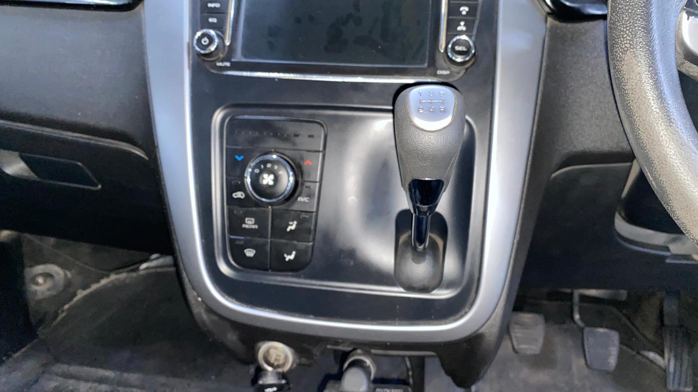 2018 Mahindra KUV 100 NXT K8 P 6 STR, Petrol, Manual, 65,378 km, Gear Lever