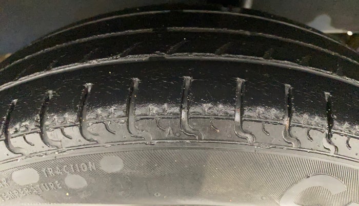 2017 Renault Kwid CLIMBER 1.0 AT, Petrol, Automatic, 21,459 km, Left Rear Tyre Tread
