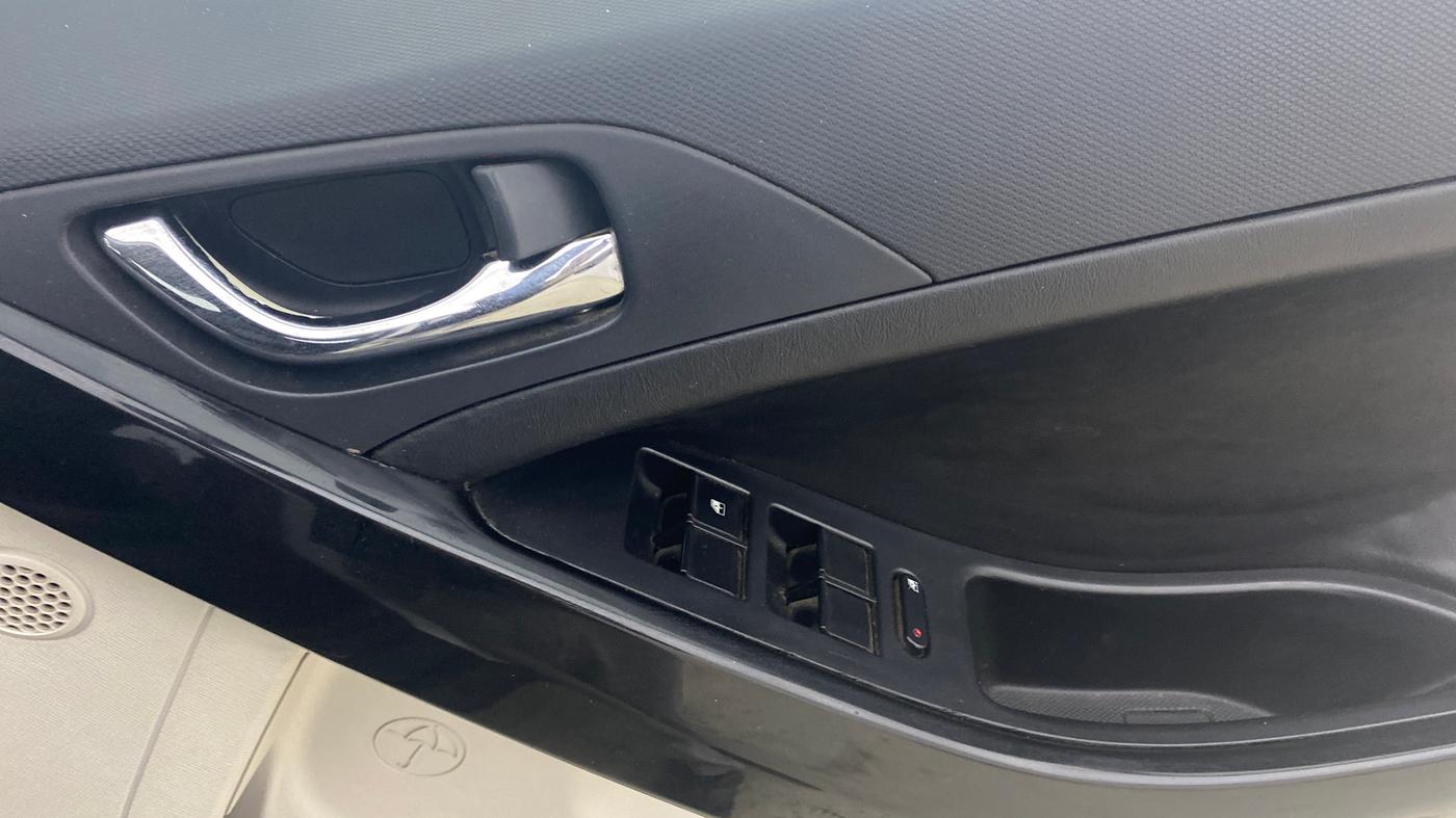 2021 Tata NEXON XZ PETROL, CNG, Manual, 75,926 km, Driver Side Door Panels Control