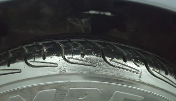 2015 Hyundai i10 SPORTZ 1.1, Petrol, Manual, 1,33,726 km, Left Front Tyre Tread