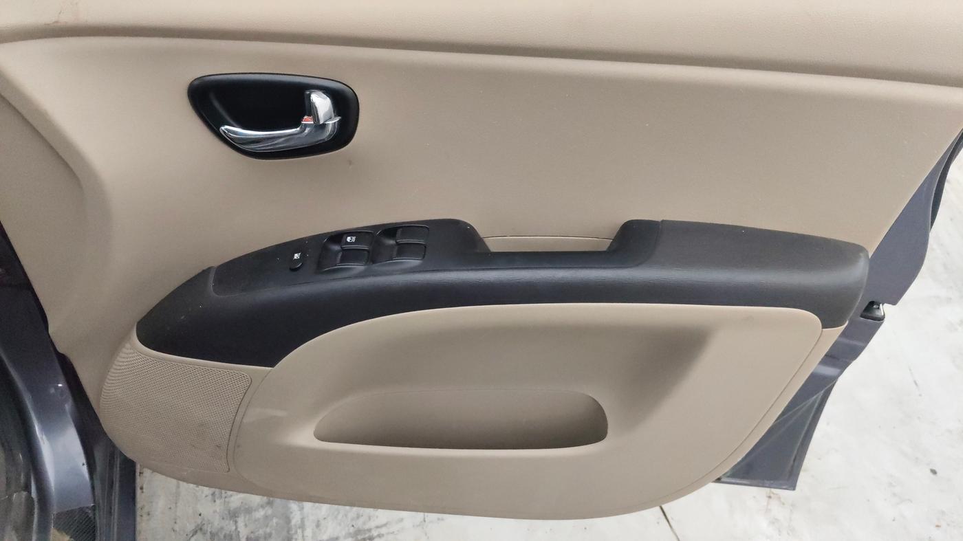 2015 Hyundai i10 SPORTZ 1.1, Petrol, Manual, 1,33,726 km, Driver Side Door Panels Control