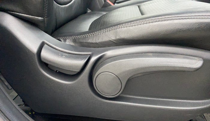 2017 Hyundai Creta SX PLUS 1.6 PETROL, Petrol, Manual, 28,318 km, Driver Side Adjustment Panel