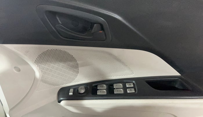 2023 Mahindra XUV300 W6 1.2 PETROL AMT, Petrol, Automatic, 39,599 km, Driver Side Door Panels Control