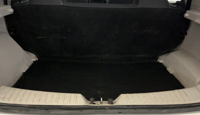 2023 Mahindra XUV300 W6 1.2 PETROL AMT, Petrol, Automatic, 39,599 km, Boot Inside