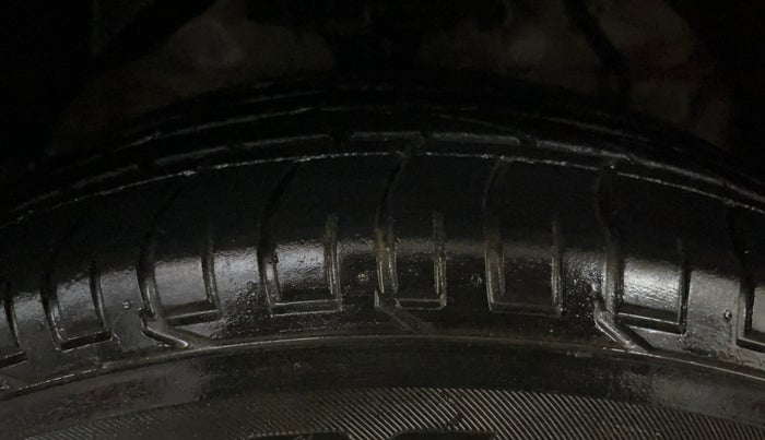 2023 Mahindra XUV300 W6 1.2 PETROL AMT, Petrol, Automatic, 39,599 km, Right Front Tyre Tread