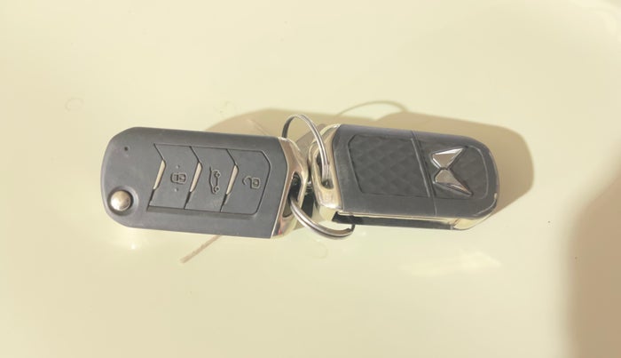 2023 Mahindra XUV300 W6 1.2 PETROL AMT, Petrol, Automatic, 39,599 km, Key Close Up