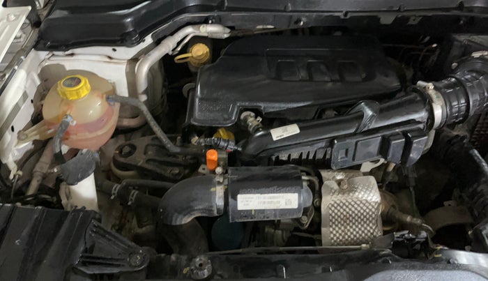 2023 Mahindra XUV300 W6 1.2 PETROL AMT, Petrol, Automatic, 39,599 km, Engine View - Right