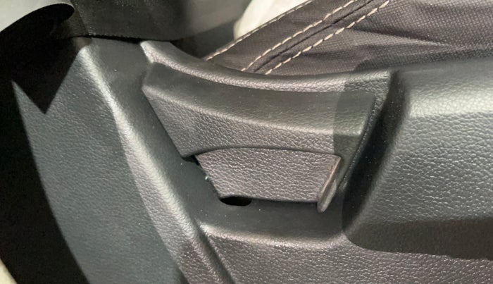 2023 Mahindra XUV300 W6 1.2 PETROL AMT, Petrol, Automatic, 39,599 km, Driver Side Adjustment Panel