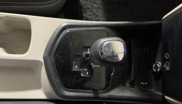 2023 Mahindra XUV300 W6 1.2 PETROL AMT, Petrol, Automatic, 39,599 km, Gear Lever