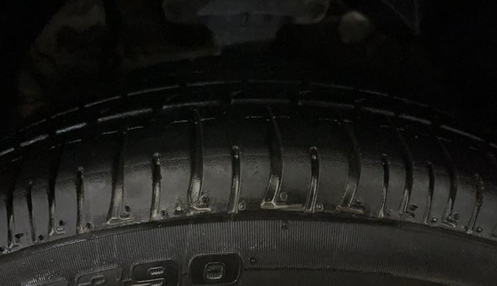 2023 Mahindra XUV300 W6 1.2 PETROL AMT, Petrol, Automatic, 39,599 km, Left Front Tyre Tread