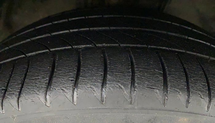 2014 Toyota Corolla Altis VL AT PETROL, Petrol, Automatic, 1,04,005 km, Right Front Tyre Tread