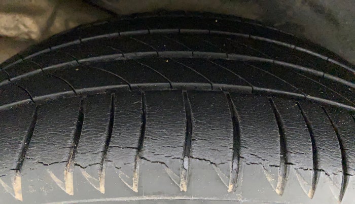 2014 Toyota Corolla Altis VL AT PETROL, Petrol, Automatic, 1,04,005 km, Right Rear Tyre Tread