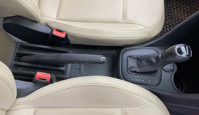 2017 Skoda Rapid STYLE 1.6 MPI AT, Petrol, Automatic, 1,17,571 km, Gear Lever