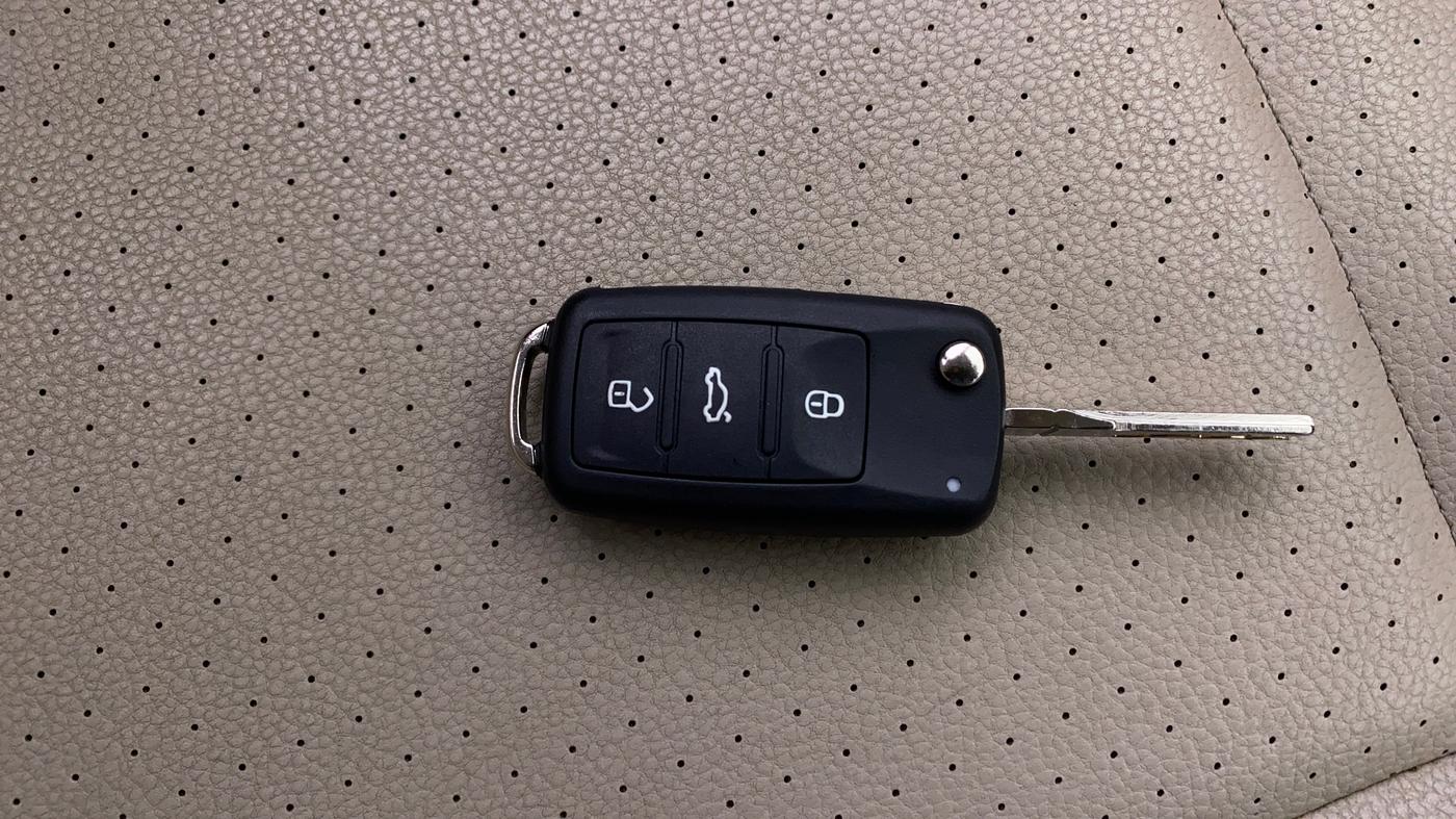 2017 Skoda Rapid STYLE 1.6 MPI AT, Petrol, Automatic, 1,17,571 km, Key Close Up