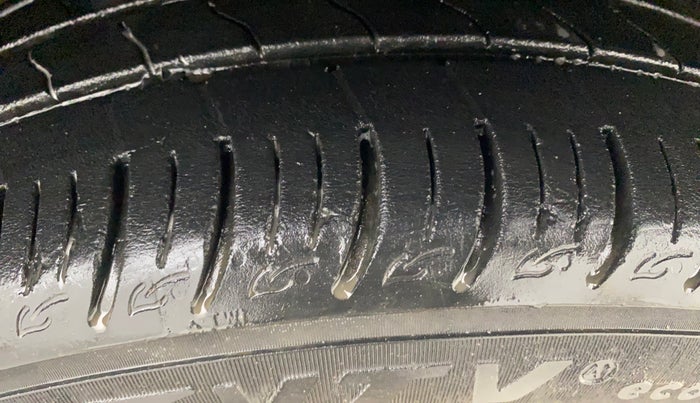 2017 Skoda Rapid STYLE 1.6 MPI AT, Petrol, Automatic, 1,17,571 km, Right Front Tyre Tread