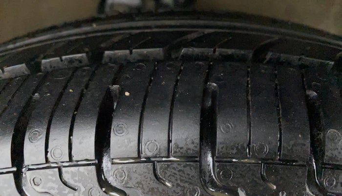 2010 Maruti A Star VXI, Petrol, Manual, 20,866 km, Right Front Tyre Tread