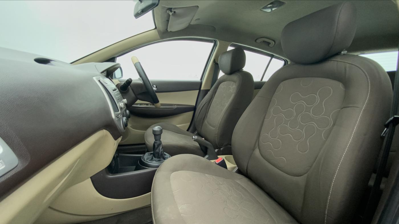 2011 Hyundai i20 SPORTZ 1.2 O, Petrol, Manual, 56,005 km, Right Side Front Door Cabin View