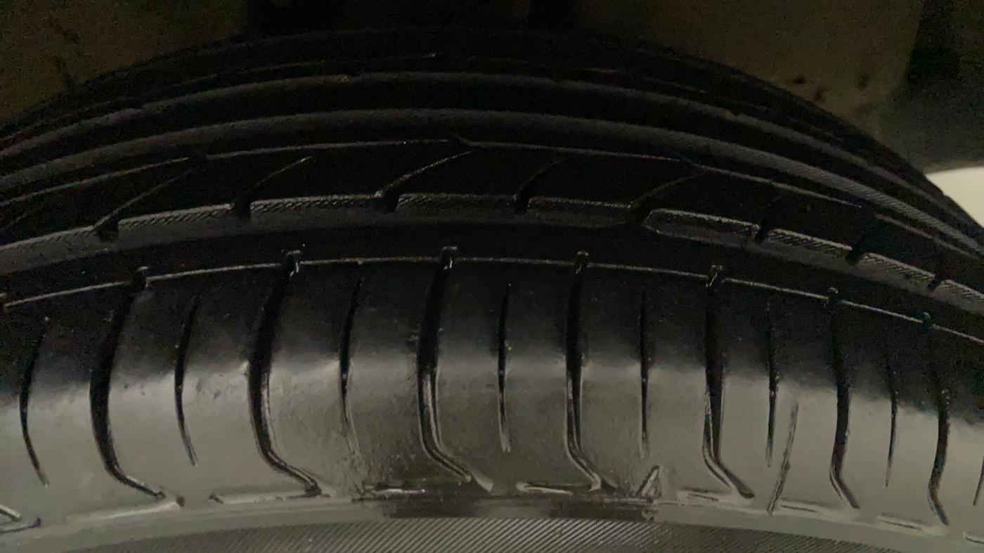 2012 Toyota Innova 2.5 GX 8 STR, Diesel, Manual, 89,683 km, Left Front Tyre Tread