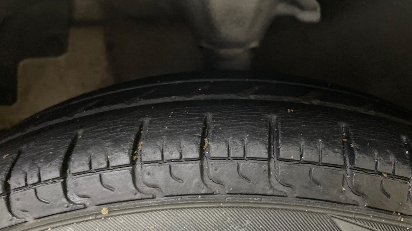 2015 Hyundai Eon ERA +, Petrol, Manual, 35,859 km, Left Front Tyre Tread