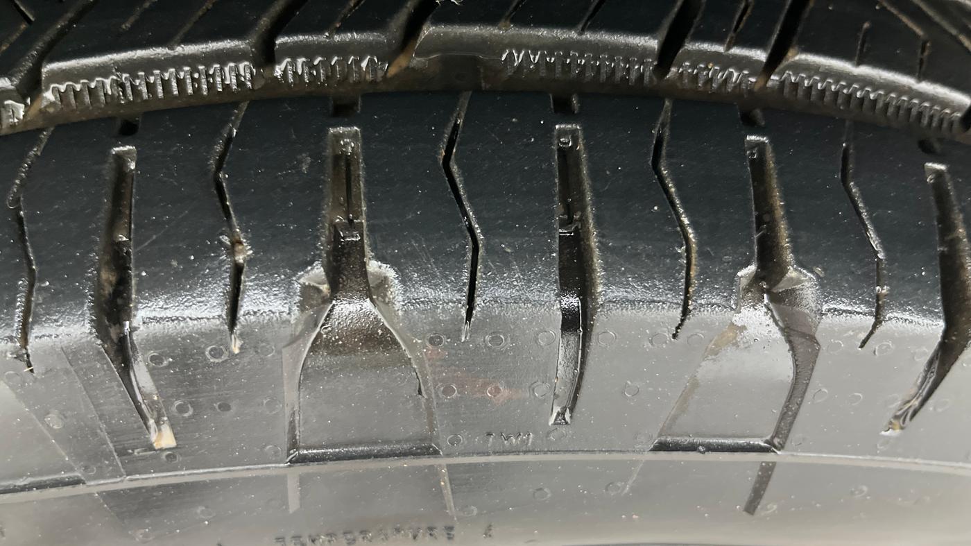 2014 Mahindra XUV500 W6, Diesel, Manual, 69,635 km, Left Front Tyre Tread