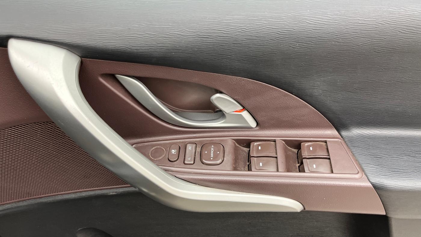 2014 Mahindra XUV500 W6, Diesel, Manual, 69,635 km, Driver Side Door Panels Control