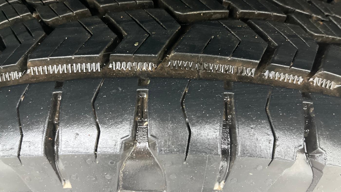 2014 Mahindra XUV500 W6, Diesel, Manual, 69,635 km, Left Rear Tyre Tread