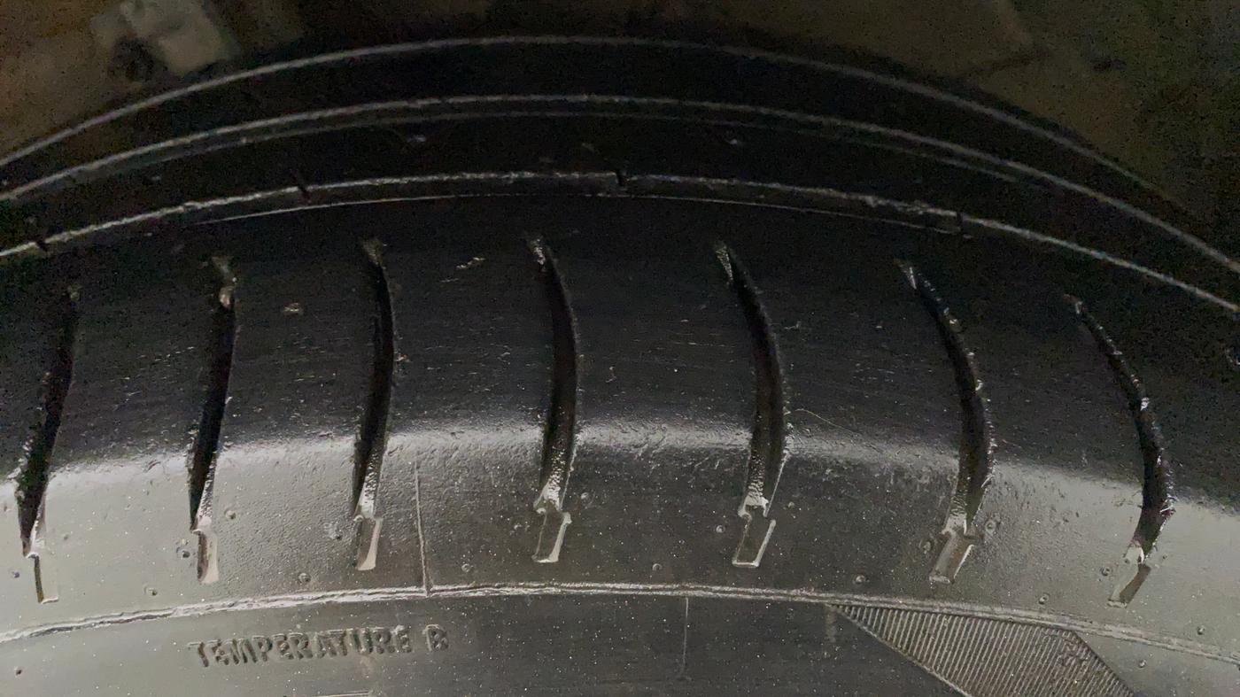 2016 Maruti Swift ZXI, Petrol, Manual, 84,356 km, Left Front Tyre Tread