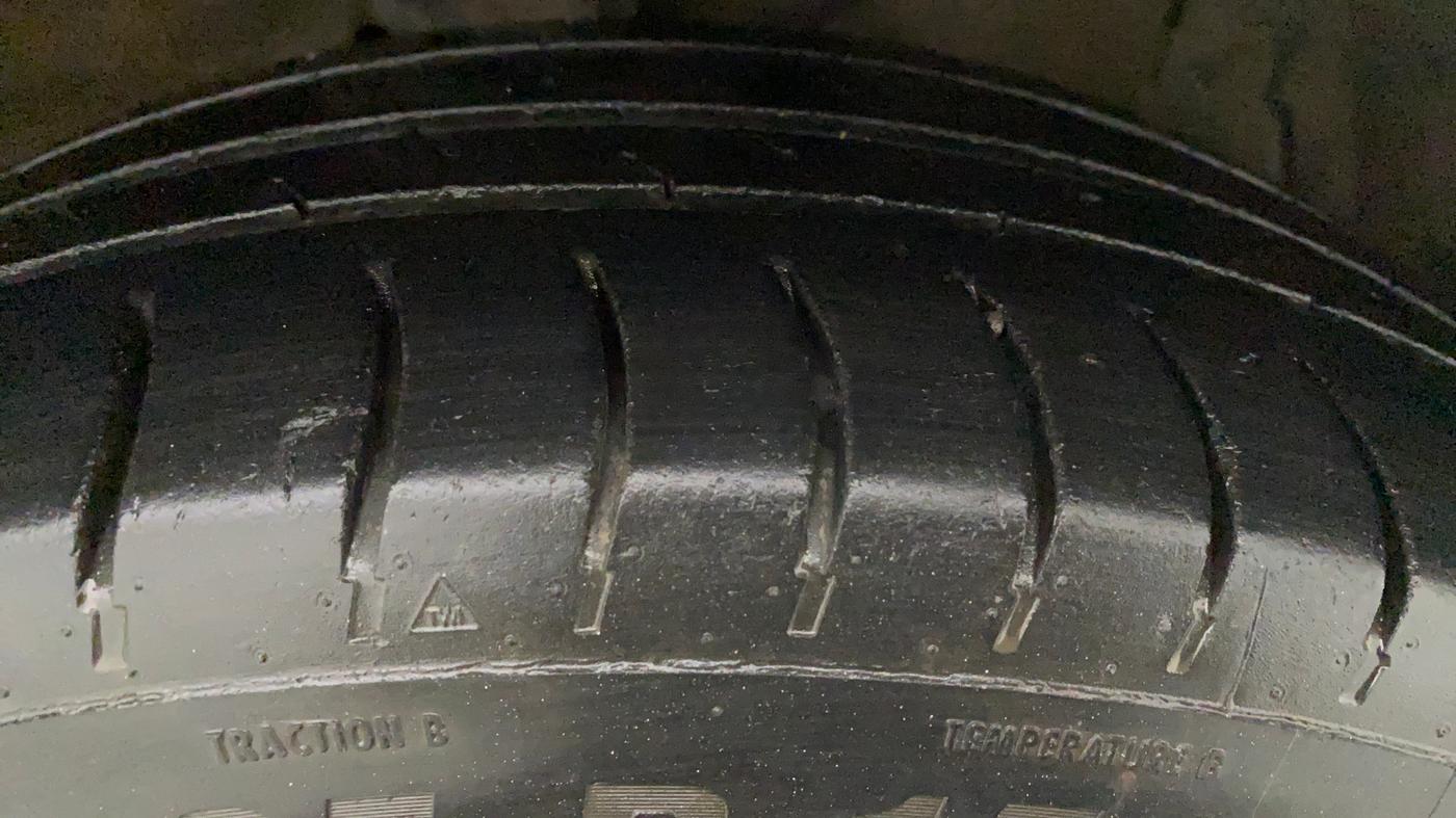2016 Maruti Swift ZXI, Petrol, Manual, 84,356 km, Right Front Tyre Tread