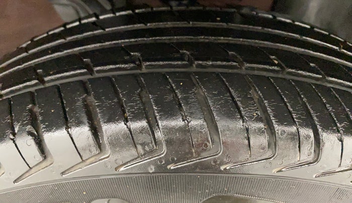 2016 Renault Kwid RXT, Petrol, Manual, 29,682 km, Right Front Tyre Tread