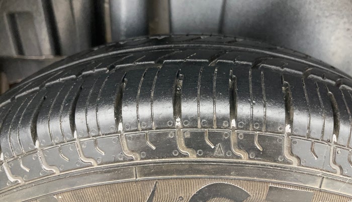 2016 Maruti Swift LXI (O), Petrol, Manual, 58,243 km, Right Rear Tyre Tread