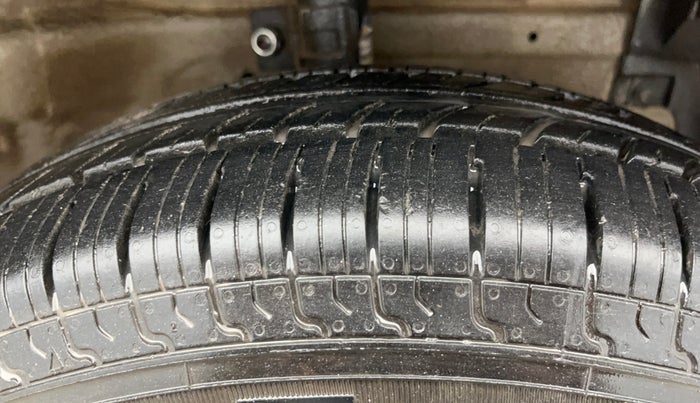 2016 Maruti Swift LXI (O), Petrol, Manual, 58,243 km, Right Front Tyre Tread