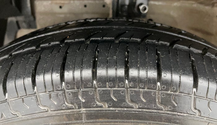 2016 Maruti Swift LXI (O), Petrol, Manual, 58,243 km, Left Front Tyre Tread