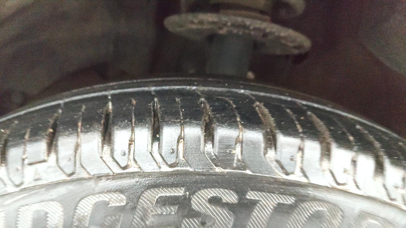 2021 Maruti Ertiga ZXI AT SHVS, Petrol, Automatic, 24,963 km, Left Front Tyre Tread