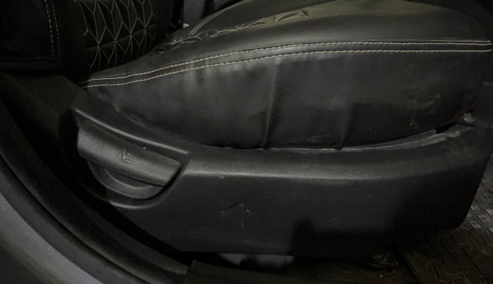 2017 Hyundai Grand i10 MAGNA 1.2 KAPPA VTVT, Petrol, Manual, 32,374 km, Driver Side Adjustment Panel