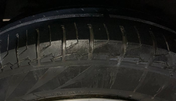 2017 Hyundai Grand i10 MAGNA 1.2 KAPPA VTVT, Petrol, Manual, 32,374 km, Right Rear Tyre Tread