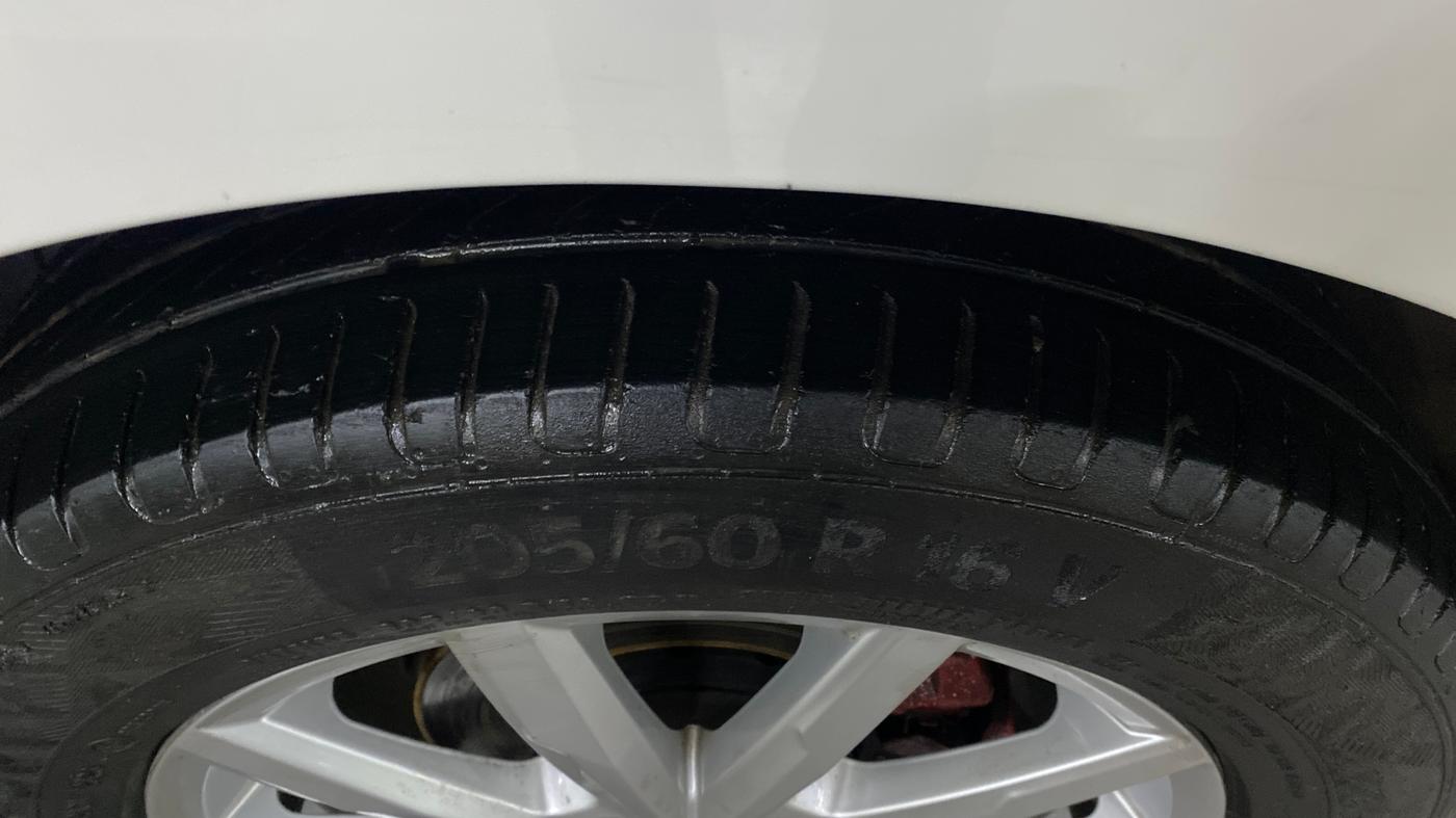 2017 Volkswagen Vento HIGHLINE PETROL AT, Petrol, Automatic, 44,630 km, Right Front Tyre Tread