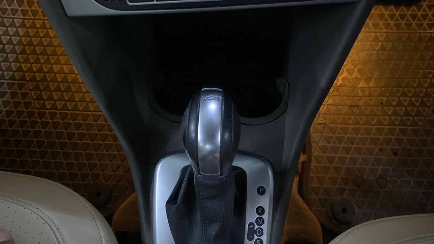 2017 Volkswagen Vento HIGHLINE PETROL AT, Petrol, Automatic, 44,630 km, Gear Lever