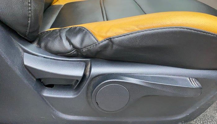2019 Mahindra XUV300 W8 1.5 DIESEL, Diesel, Manual, 73,802 km, Driver Side Adjustment Panel