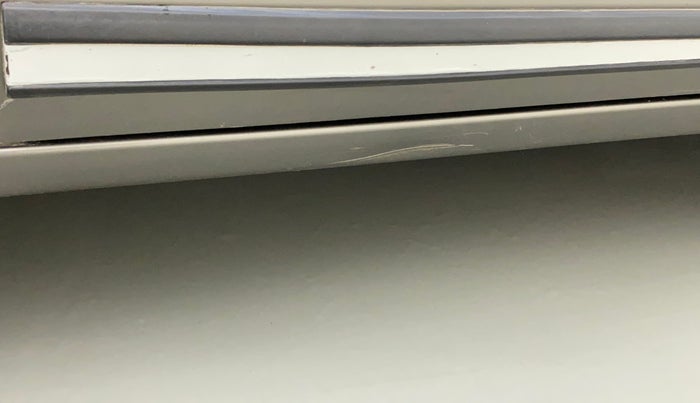 2018 Maruti Swift VXI, CNG, Manual, 99,078 km, Right running board - Slightly dented