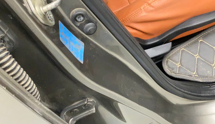2018 Maruti Swift VXI, CNG, Manual, 99,078 km, Right B pillar - Slightly dented