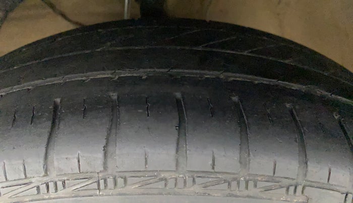 2018 Maruti Swift VXI, CNG, Manual, 99,078 km, Left Front Tyre Tread