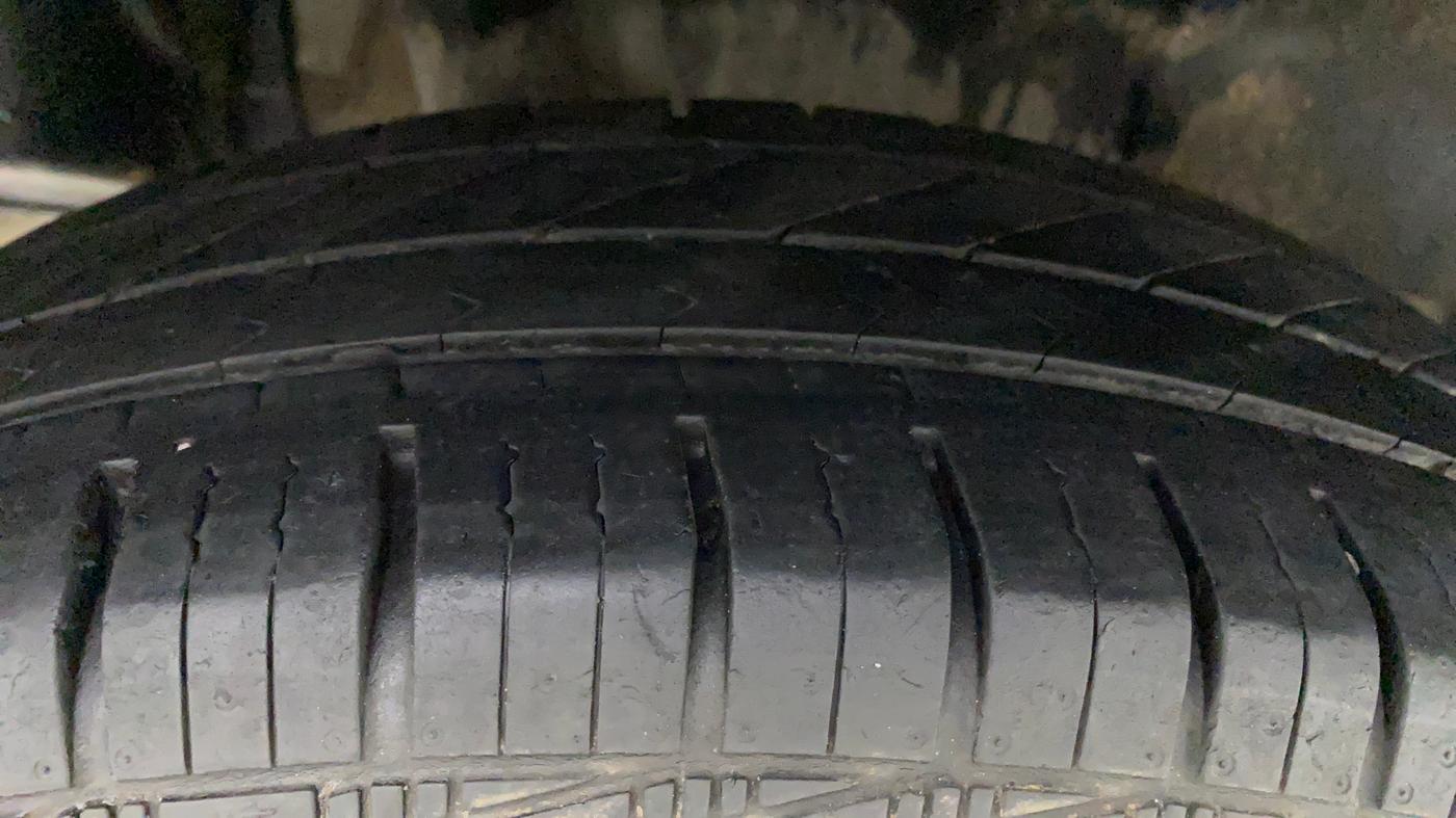 2018 Maruti Swift VXI, CNG, Manual, 99,078 km, Right Rear Tyre Tread