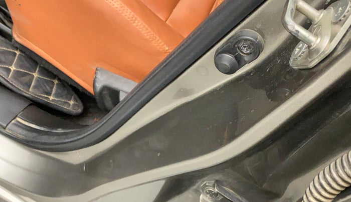 2018 Maruti Swift VXI, CNG, Manual, 99,078 km, Left B pillar - Slightly dented
