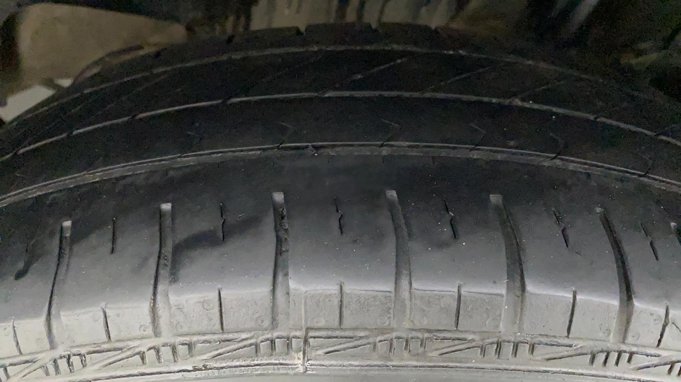 2018 Maruti Swift VXI, CNG, Manual, 99,078 km, Left Rear Tyre Tread