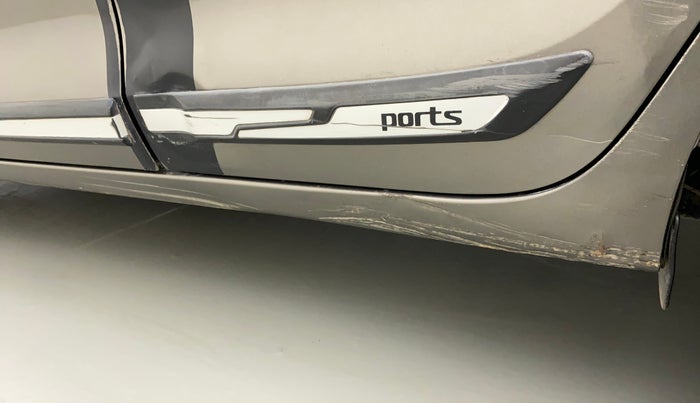 2018 Maruti Swift VXI, CNG, Manual, 99,078 km, Left running board - Paint is slightly faded