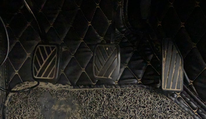 2018 Maruti Swift VXI, CNG, Manual, 99,078 km, Pedals