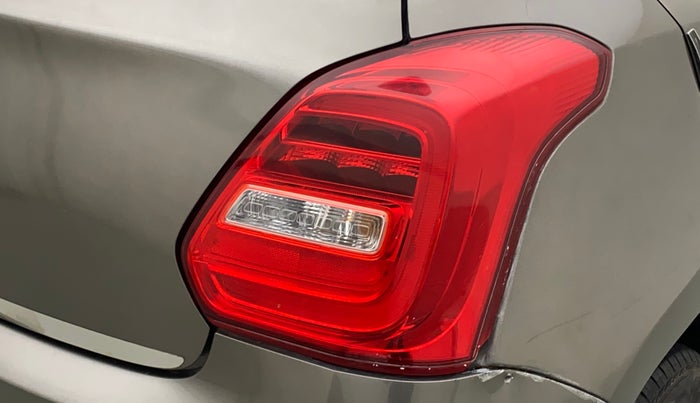 2018 Maruti Swift VXI, CNG, Manual, 99,078 km, Right tail light - Minor damage