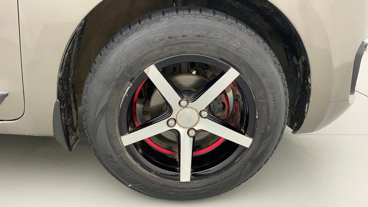 2018 Maruti Swift VXI, CNG, Manual, 99,078 km, Right Front Wheel