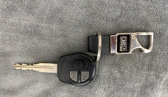 2018 Maruti Swift VXI, CNG, Manual, 99,078 km, Key Close Up